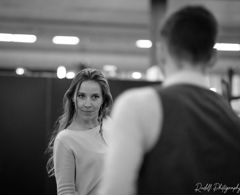 Couple effectuant une démonstration pour une entrée de bal (danse de mariage)