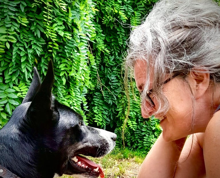 photo de Caroline et de sa chienne entre amour et complicité