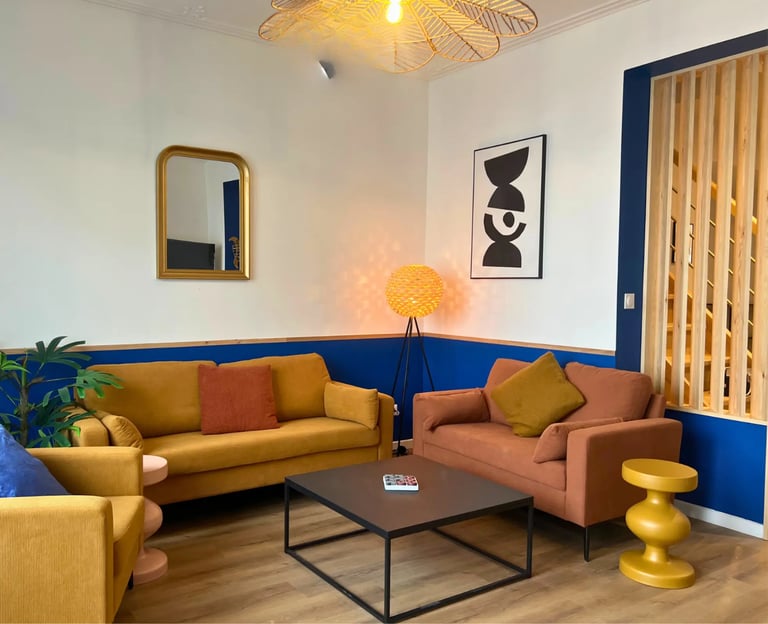 Salon coloré avec canapés, hébergement professionnel à Dunkerque