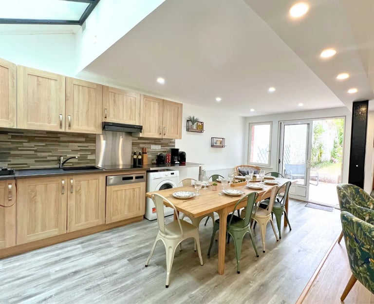 Cuisine ouverte et table 6 pers, hébergement professionnel pour équipes en déplacement