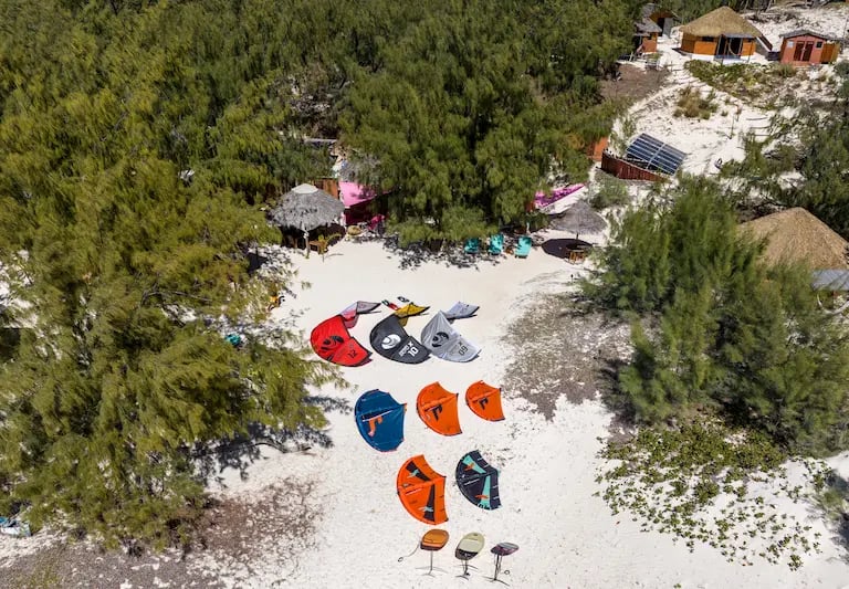 Matériel de wingfoil disponible à Ocean Lodge à la baie de Sakalava Madagascar