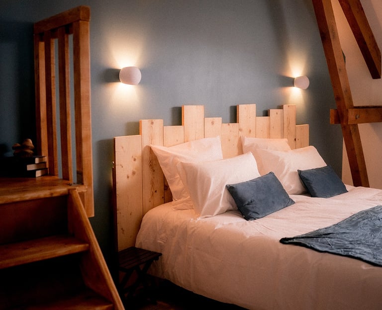 Lit principal de la chambre mésange de la Ferme du Veyre