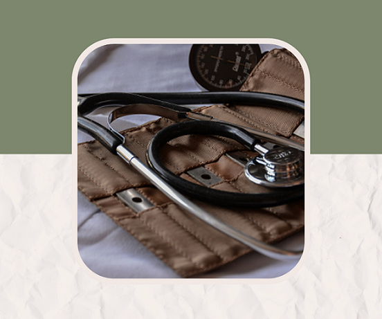 Estetoscópio preto com estojo de couro marrom