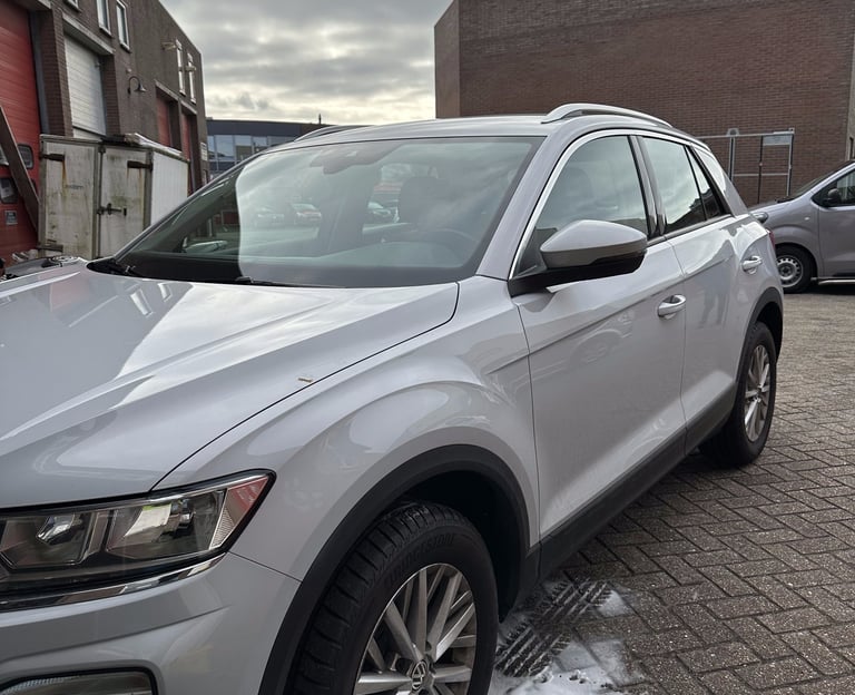 Auto met stralende lak na krasverwijdering en polijstbeurt in Purmerend.