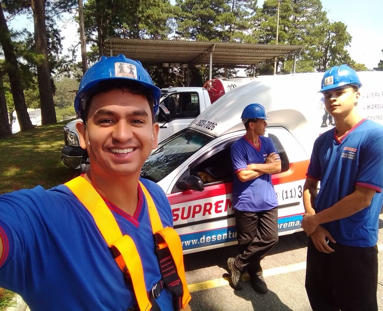 desentupidora na zona norte. Equipe técnica de desentupimento