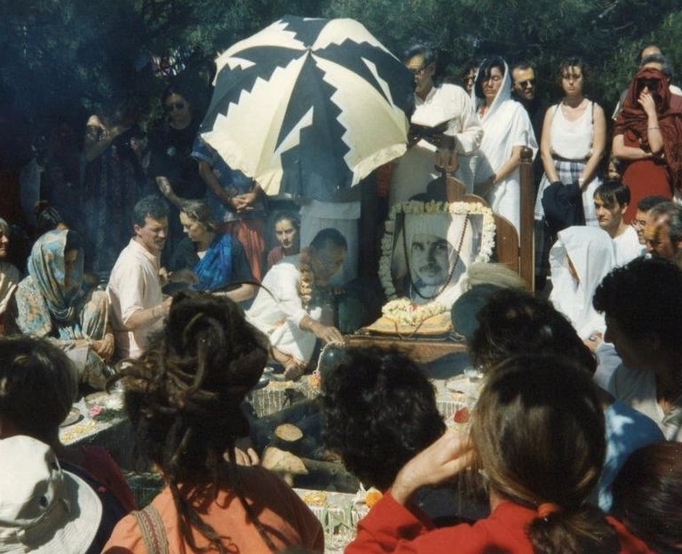 Shri Muniraji offre yagya, ashram Cisternino