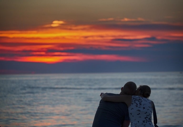 article-romantic-couple-watching-sunset-zadar