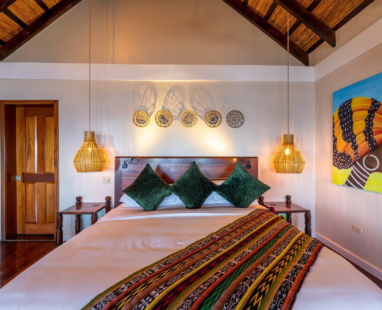 Beach front rooms in Belize, Large bed and high ceilings