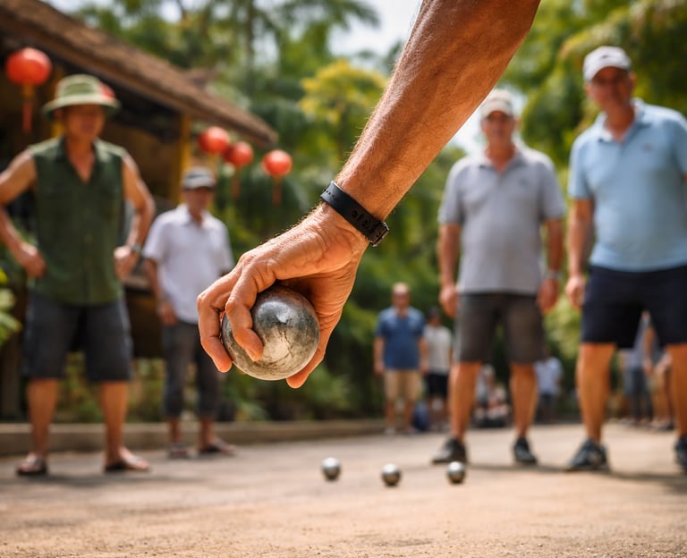 Un joueur de pétanque au Vietnam tient une boule de pétanque dans la main 