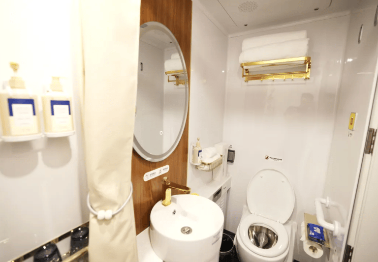 toilet and bathroom en-suite cabin