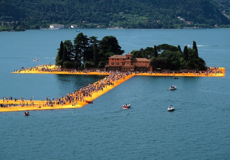 intervenção dos artistas Regina Silveira e Christo e Jeanne-Claude