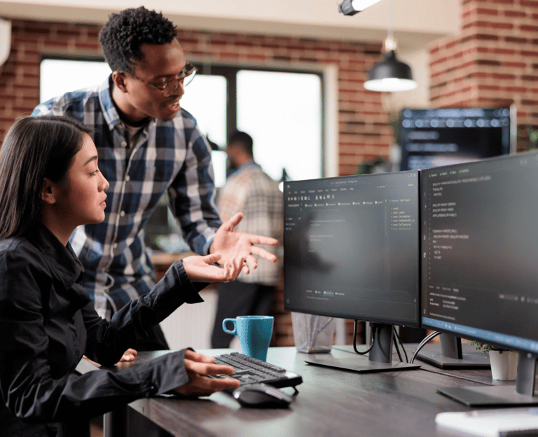 Force Prévention Sécurité – Équipe en cybersécurité analysant des données sur des écrans d’ordinateur. Solutions de protectio
