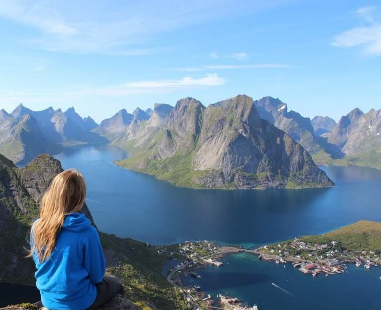 une femme regarde la nature qui l'apaise et la ressource 