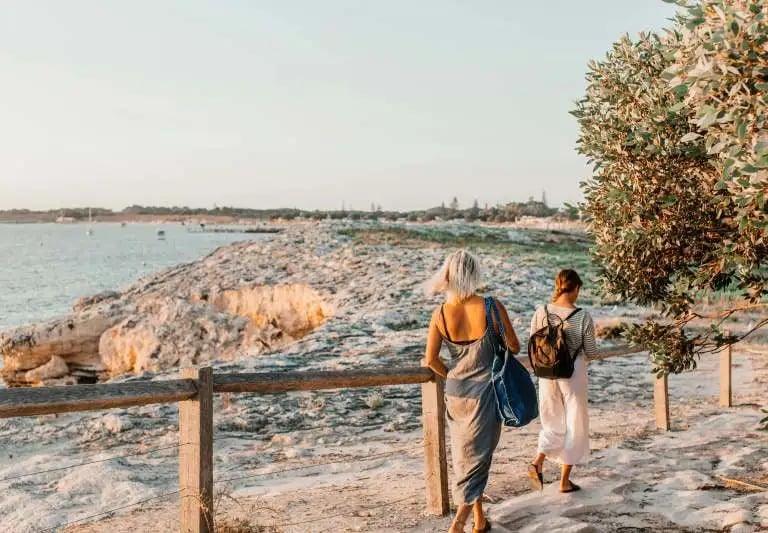 deux femmes qui marchent 