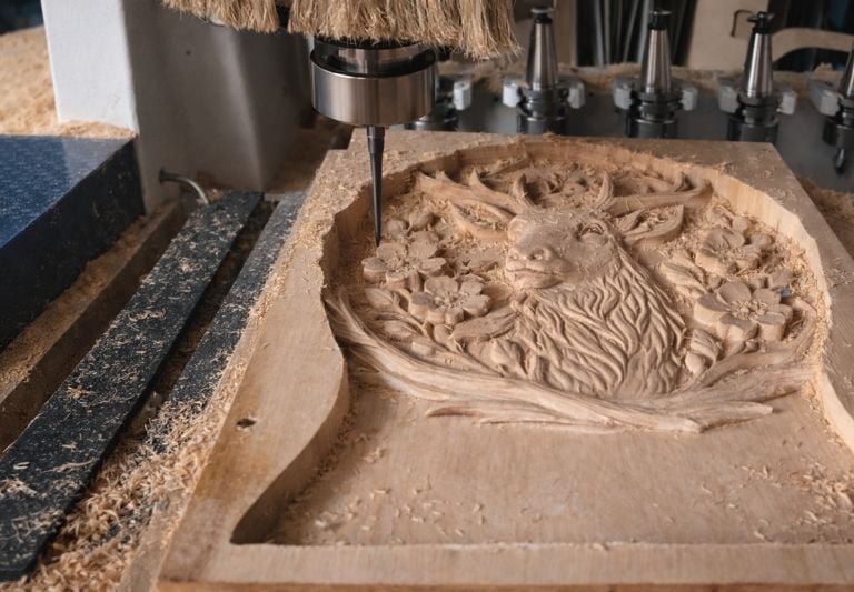 Proceso de tallado CNC en madera para perchero decorativo de diseño personalizado