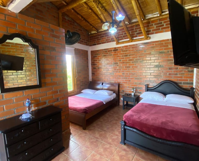 Habitación cama doble Hotel Palmas de Santa Helena Quimbaya Quindío