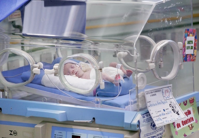a baby in a Premature incubator at Hospital de Bonsucesso