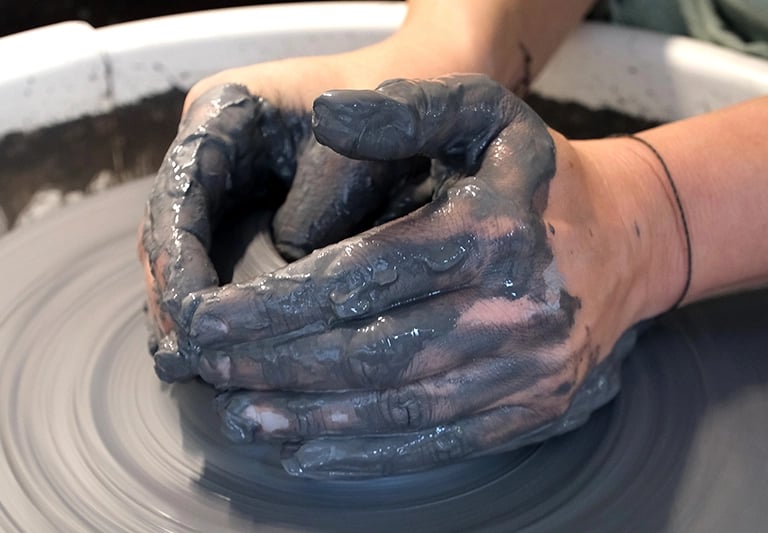 draaien met zwarten klei tijdens keramiek workshop