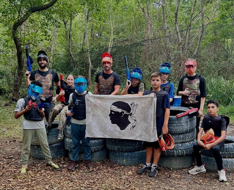 Groupe d'adultes et d'enfants après une partie de paintball chez Corsican Paintball à Anghione Corse