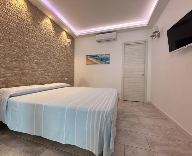 Camera da letto di appartamento vacanze con aria condizionata a Longobardi Marina