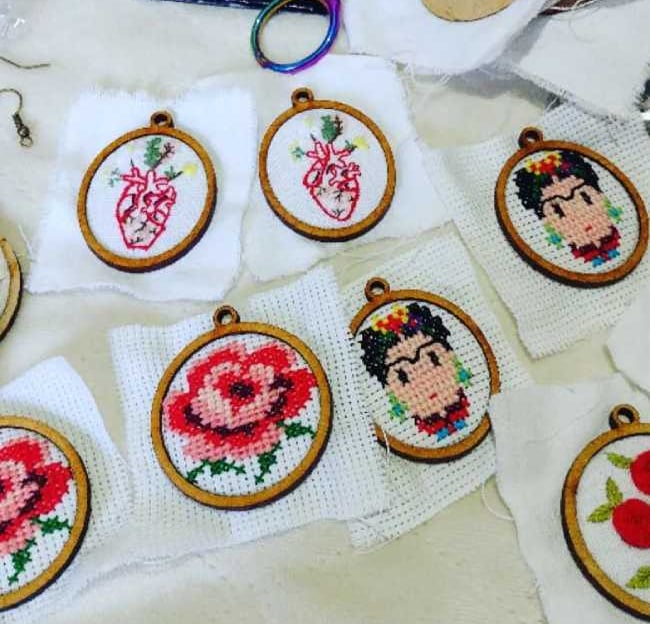 Colgantes de joyería en miniatura bordados hechos a mano con diseños de Frida Kahlo, corazón y rosas