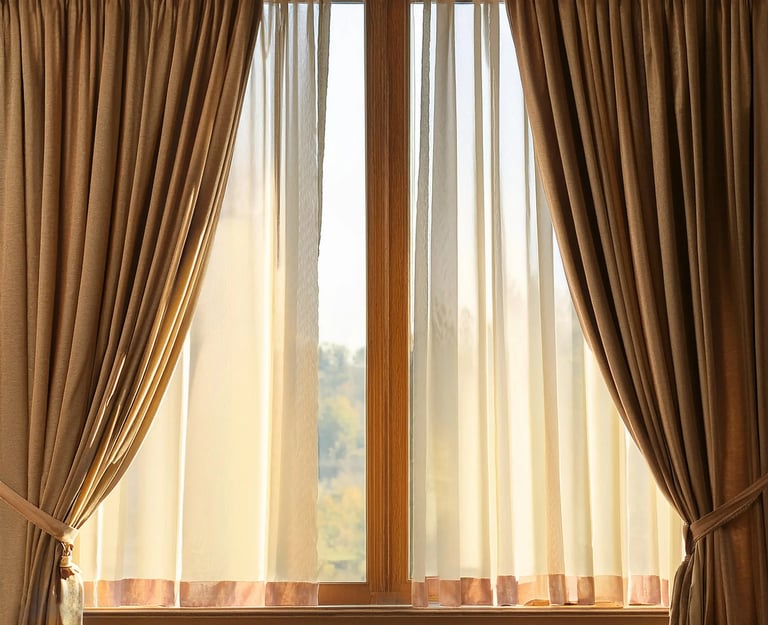 Rideaux retenus par des embrases devant une fenêtre à voilage blanc