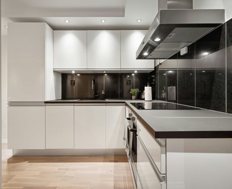 cuisine moderne, rénovation haut de gamme, crédence noire, cuisine brillante, Zynel Rénovation