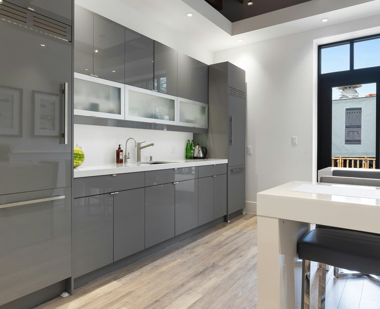 cuisine contemporaine, rénovation intérieure, meubles laqués, cuisine ouverte, lumière naturelle