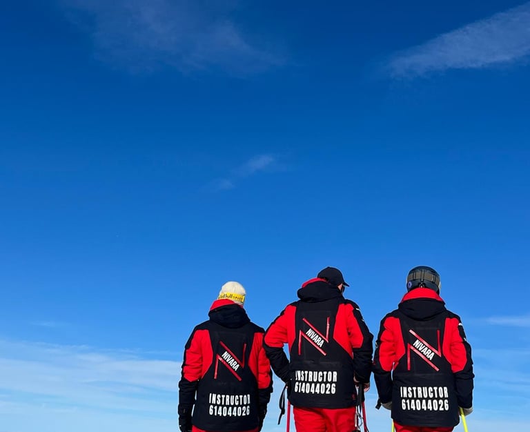 Monitores de Niavra, en una pista de esuí