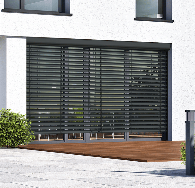 Fenêtre aluminium avec brise-soleil orientable installé sur maison contemporaine par LB Menuiserie