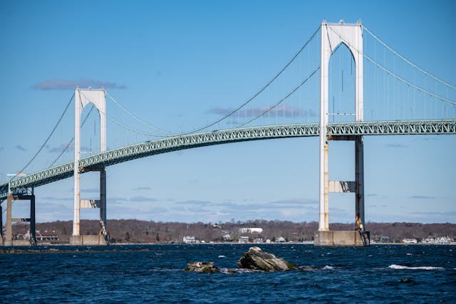  Ponte suspensa sobre o mar em Long Island City, no Queens