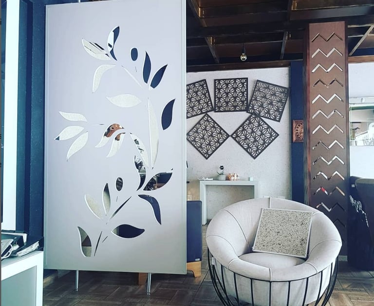 Ambiente moderno com divisória decorativa tipo cobogó em padrão de folhas e espelhos, integrando estilo e funcionalidade na s