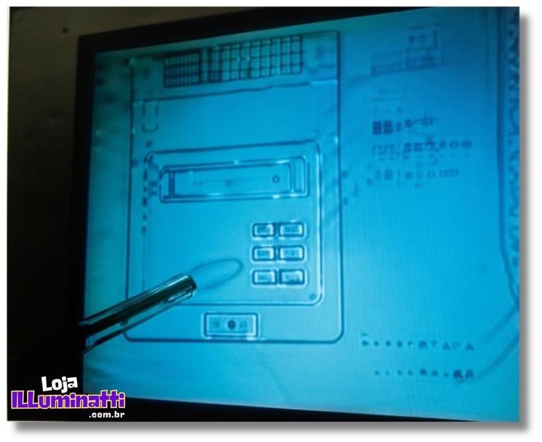 Esboço de um console com slot e 6 botões transmitido em um telão na reunião de demonstração do SFC
