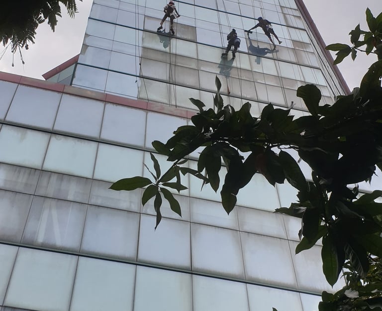 Pembersihan Kaca Gedung