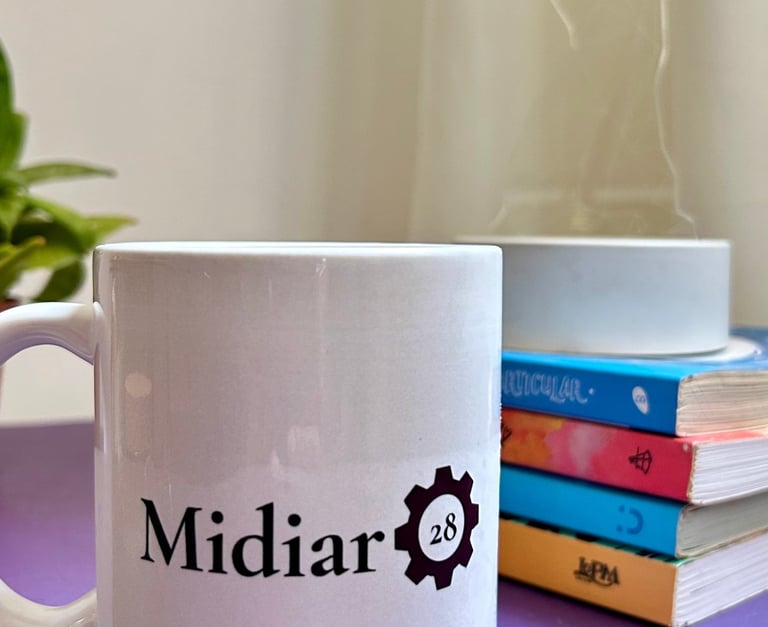 caneca-em-uma-mesa-com-livros