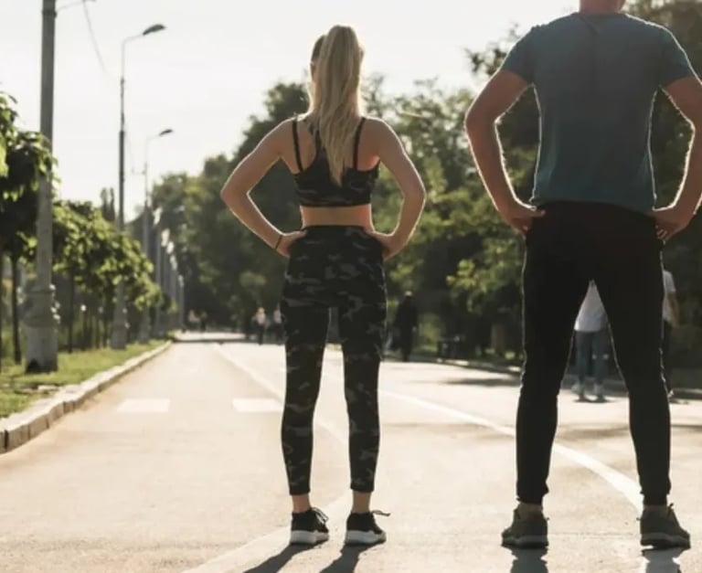 um homem e uma mulher andando por uma rua