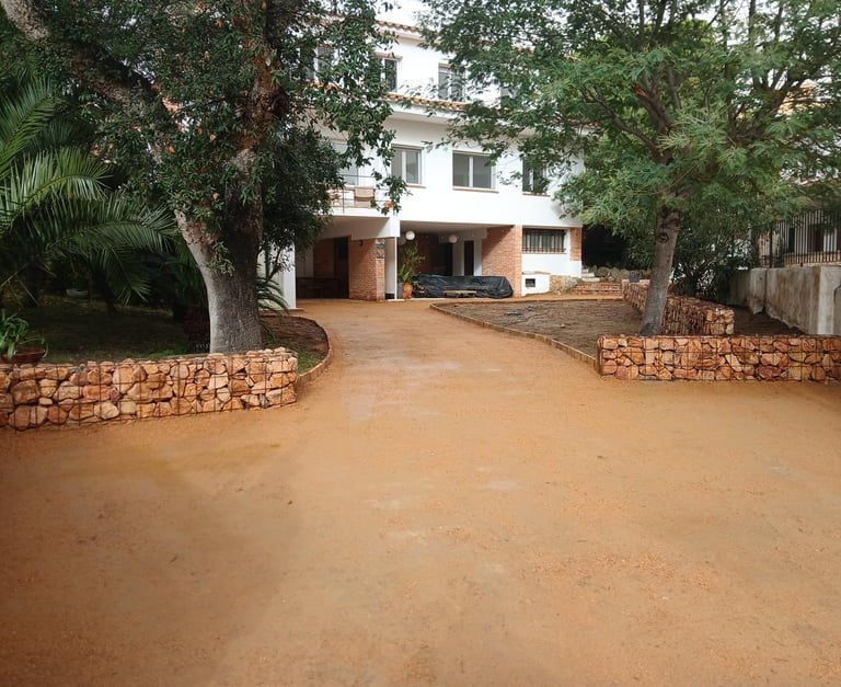 Camino de sauló terminado con pavimento natural permeable en vivienda de Girona Costa Brava