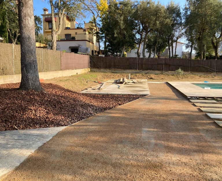 Compactación de suelo estabilizado para camino natural con maquinaria profesional