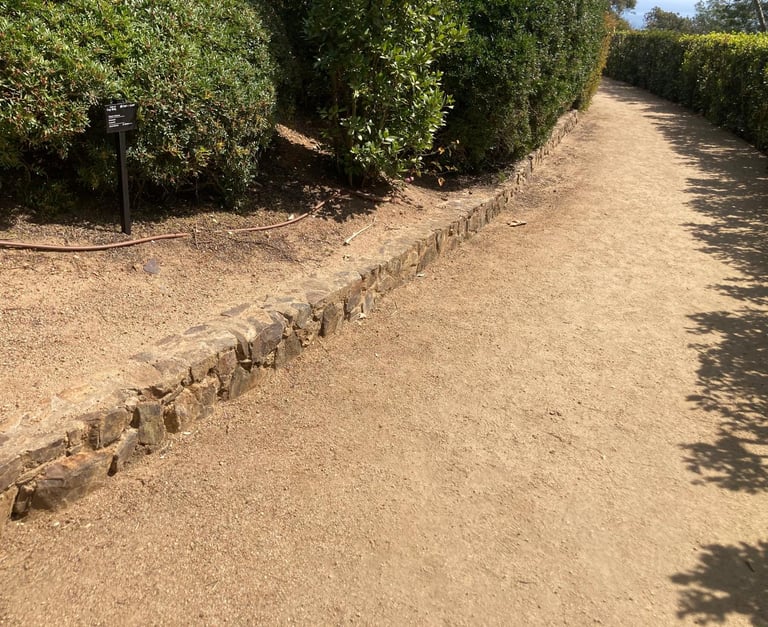 Pavimento natural drenante para jardín y acceso exterior de vivienda en Girona