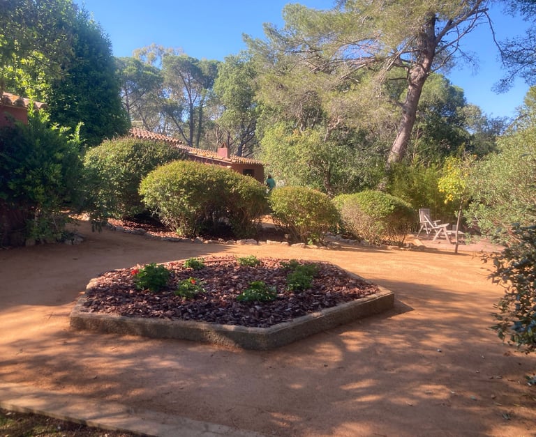 Camino rural de sauló estabilizado con acabado natural y resistente