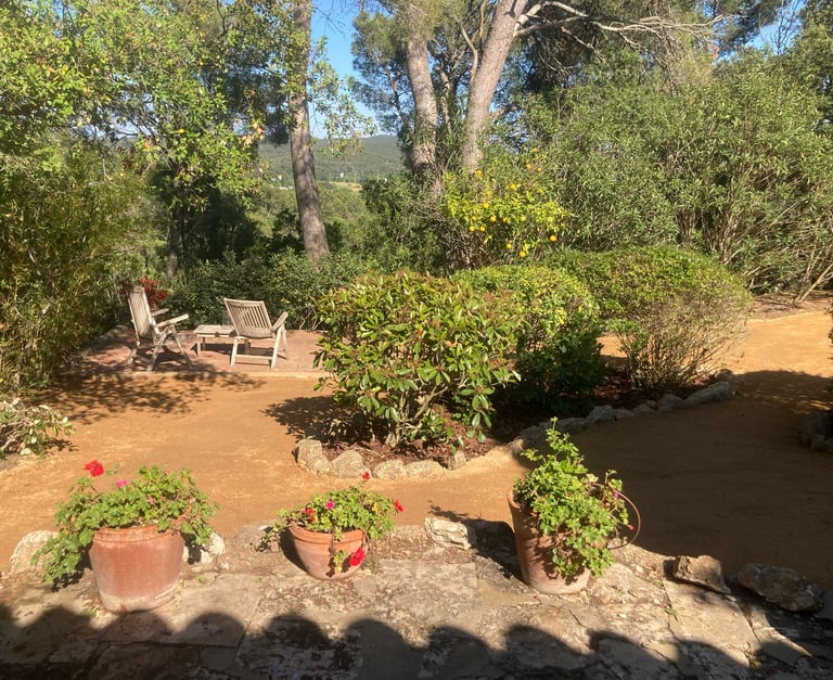 Camino de sauló terminado con pavimento natural permeable en vivienda de Girona Costa Brava