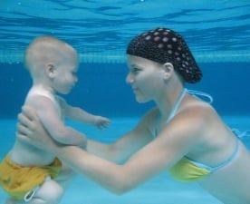 testvérek a vízben