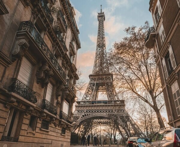 Imagem da ruas de paris e os seus vinhos.