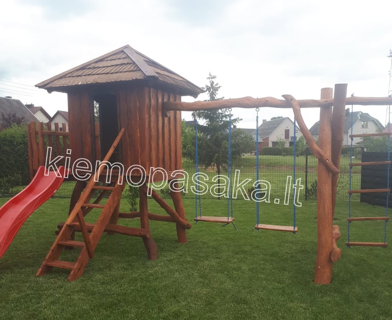 medinė supynė su nameliu