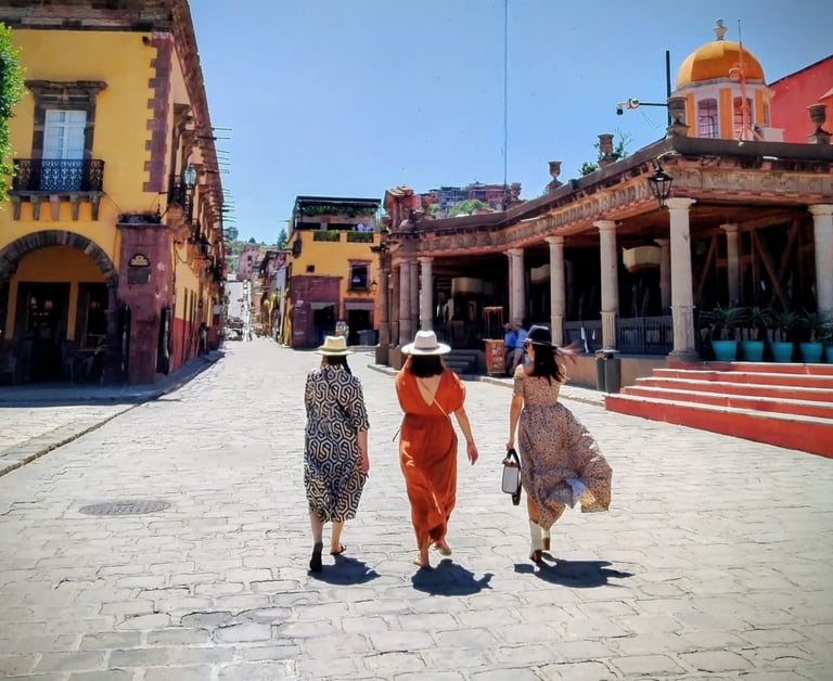 Tres mujeres caminando por la calle principal de San Miguel de Allende