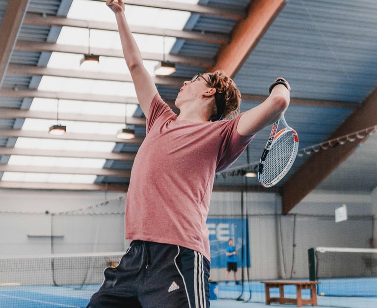 Photo d'un homme jouant au tennis