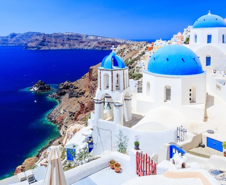 Vista de Santorini ao fundo mar azul.