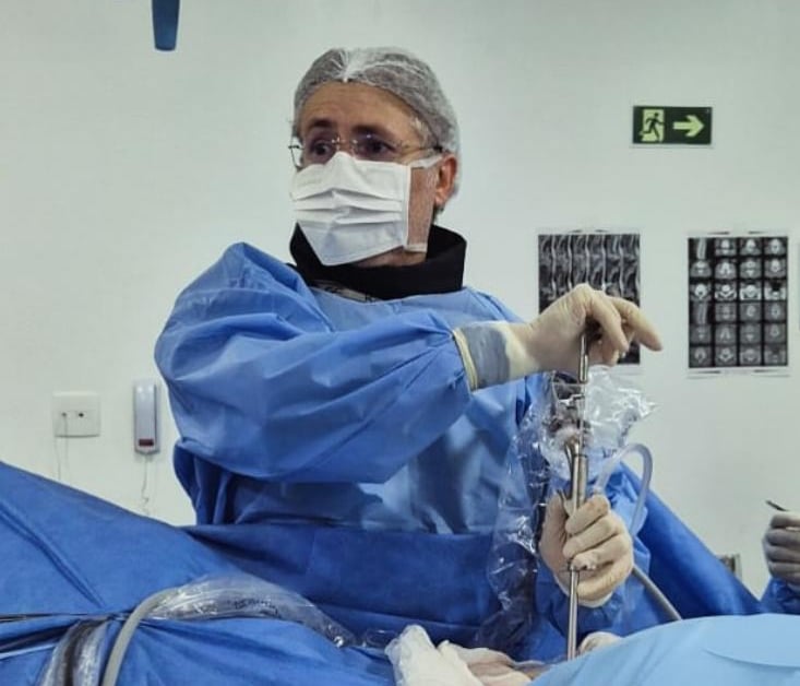 Dr Gilnard realizando Endoscopia da Coluna Vertebral em Fortaleza