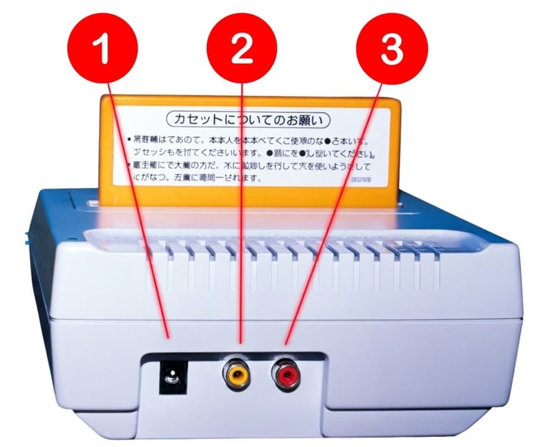 Adaptador Famicom mostrando a parte de trás e suas saidas de video, audio e alimentação.