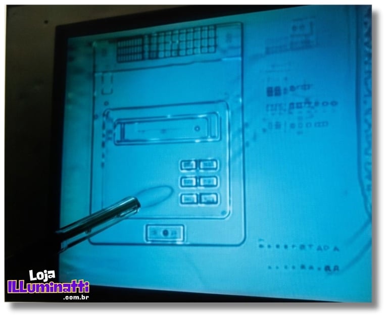 Esboço de um console com slot e 6 botões transmitido em um telão na reunião de demonstração do SFC